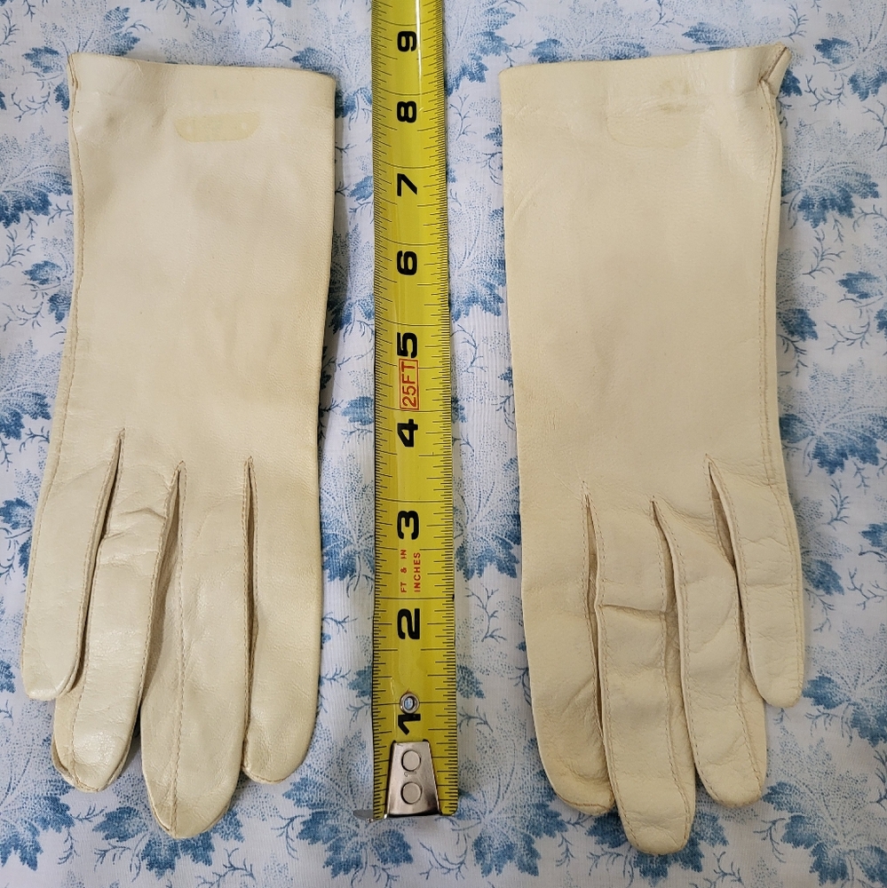 Vintage 1950s Elegant Cream Leather Gloves